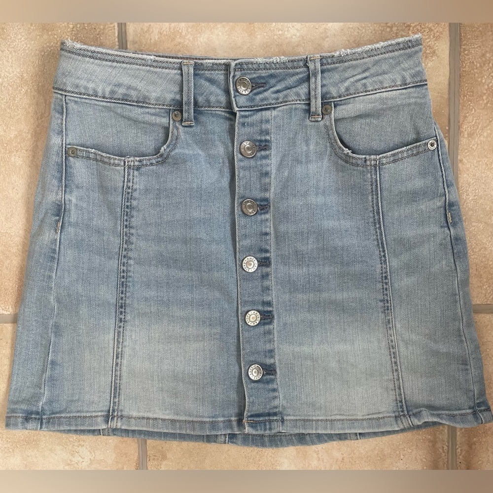 AMERICAN EAGLE Woman's size 2 Blue Stretch Denim MINI Skirt  Button Front
